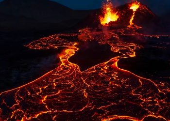 Erupción volcánica en la península de Reykjanes en Islandia provoca ríos de lava