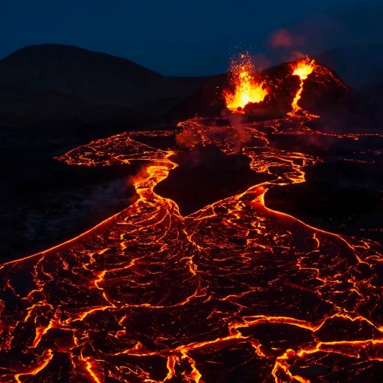 Erupción volcánica en la península de Reykjanes en Islandia provoca ríos de lava