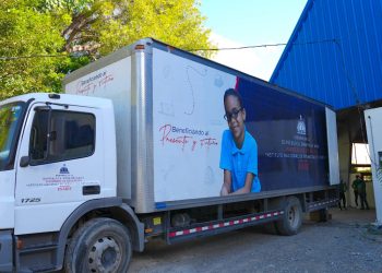 Inabie hace entrega de útiles escolares a estudiantes de San José de Ocoa afectados por lluvias
