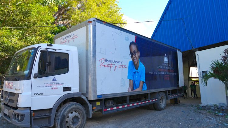 Inabie hace entrega de útiles escolares a estudiantes de San José de Ocoa afectados por lluvias