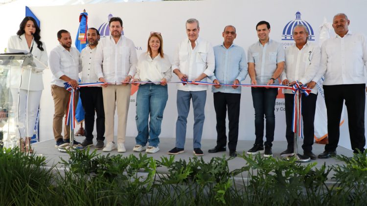 Presidente Abinader inaugura carretera Arroyo Palma-Bello Sobrante en San José de Ocoa
