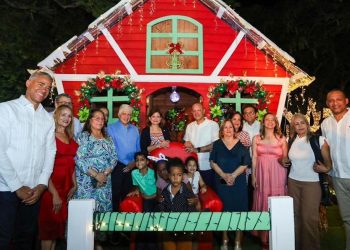 Raquel Peña enciende las luces para inaugurar Villa Navidad 2023 en Santiago