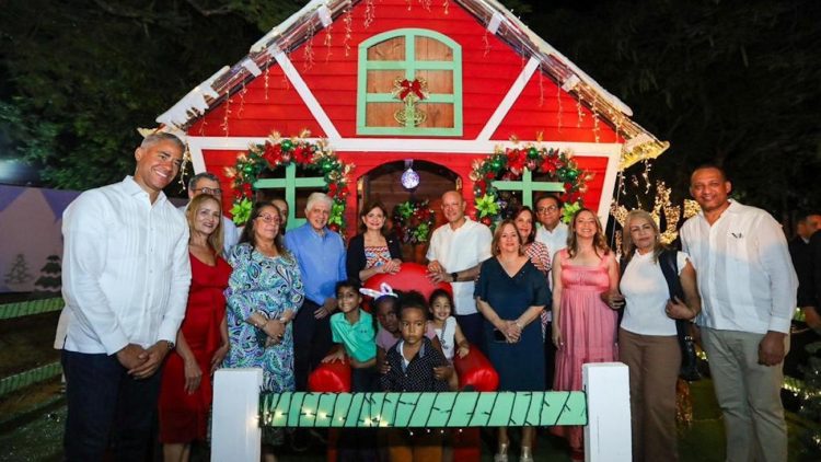 Raquel Peña enciende las luces para inaugurar Villa Navidad 2023 en Santiago