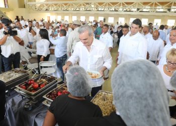 Presidente Abinader almuerza con comunitarios de San Juan, Azua y Elías Piña