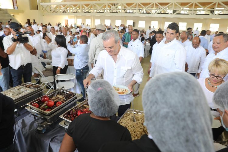 Presidente Abinader almuerza con comunitarios de San Juan, Azua y Elías Piña