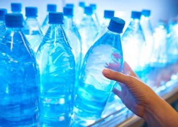 Estudio revela que el agua embotellada contiene miles de partículas de nanoplásticos