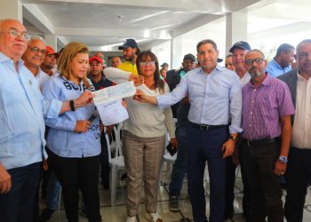 Entregan cheques a productores de invernaderos afectados por lluvias en Rancho Arriba