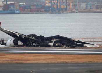 Cancelan más de 400 vuelos tras el accidente en el aeropuerto de Tokio