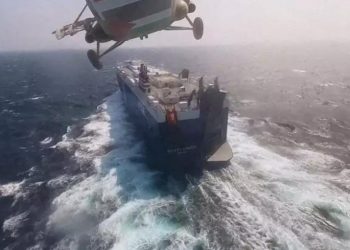 Hutíes de Yemen lanzan un misil contra otro barco en el mar Rojo