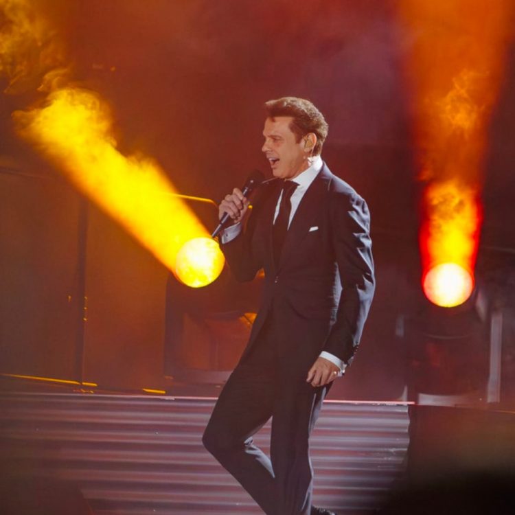 Luis Miguel deslumbra a un Estadio Olímpico lleno de fanáticos