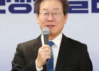 Apuñalan en el cuello al líder del principal partido de oposición de Corea del Sur