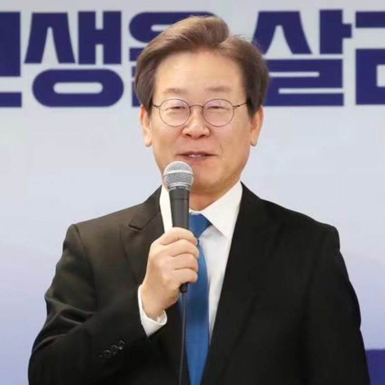 Apuñalan en el cuello al líder del principal partido de oposición de Corea del Sur