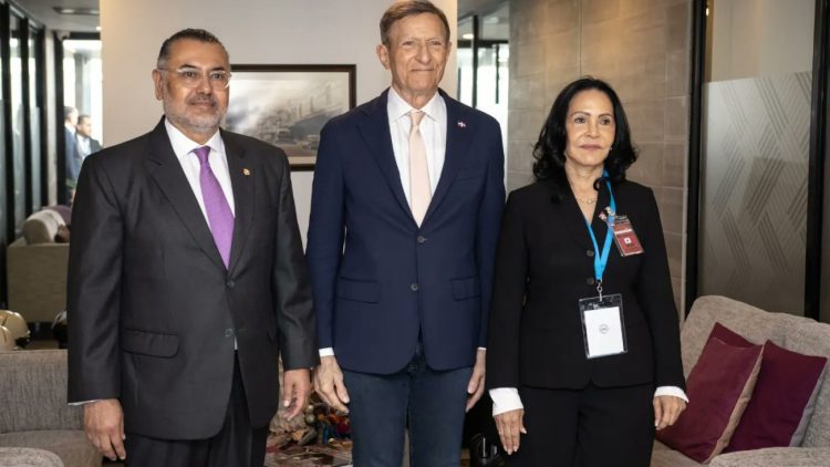 Canciller Roberto Álvarez participa en reunión para apoyar la democracia en Guatemala