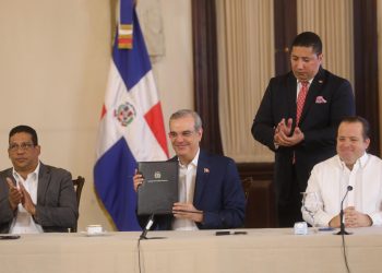 Presidente Abinader promulga decreto que regula la publicidad estatal