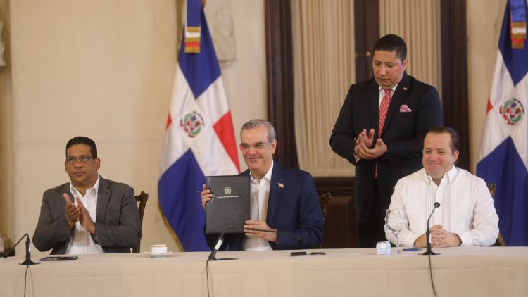 Presidente Abinader promulga decreto que regula la publicidad estatal