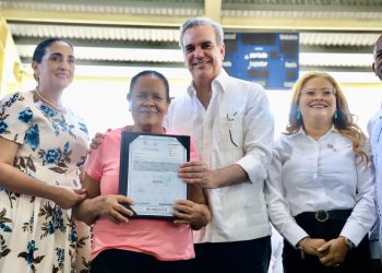 Presidente Abinader inicia 2024 entregando 800 títulos de propiedad en Azua
