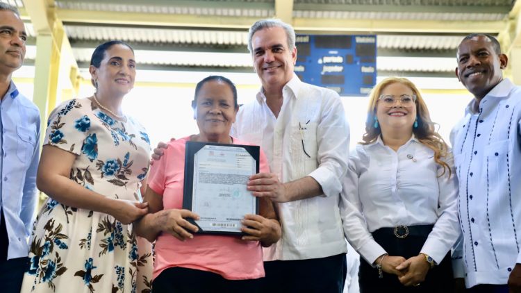 Presidente Abinader inicia 2024 entregando 800 títulos de propiedad en Azua
