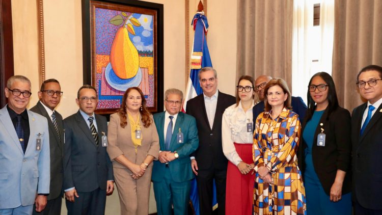 Presidente Abinader se reúne con comisión del Colegio Médico Dominicano