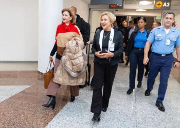 Vicepresidenta Raquel Peña regresa al país tras concluir agenda en Davos