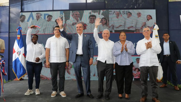Abinader inaugura saneamiento de cañada Cachón Oeste en Santo Domingo Este