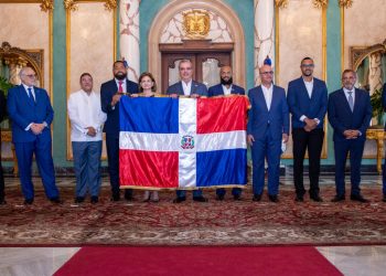 “Somos todos liceístas”: Abinader tras entregar bandera dominicana a los Tigres del Licey