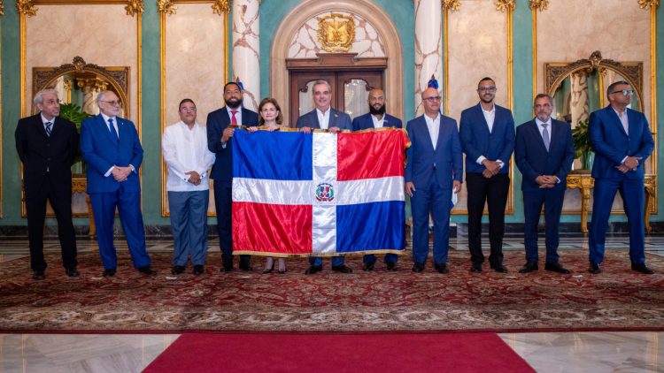 “Somos todos liceístas”: Abinader tras entregar bandera dominicana a los Tigres del Licey