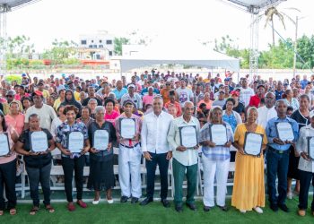 Gobierno entrega títulos definitivos a 275 beneficiarios en Hato Mayor