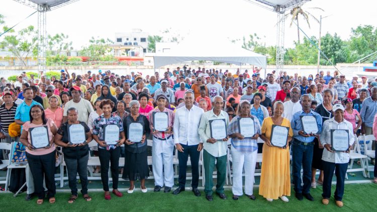 Gobierno entrega títulos definitivos a 275 beneficiarios en Hato Mayor