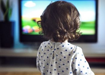 Bebés que ven televisión pueden tener más riesgo de conductas sensoriales atípicas, según estudio
