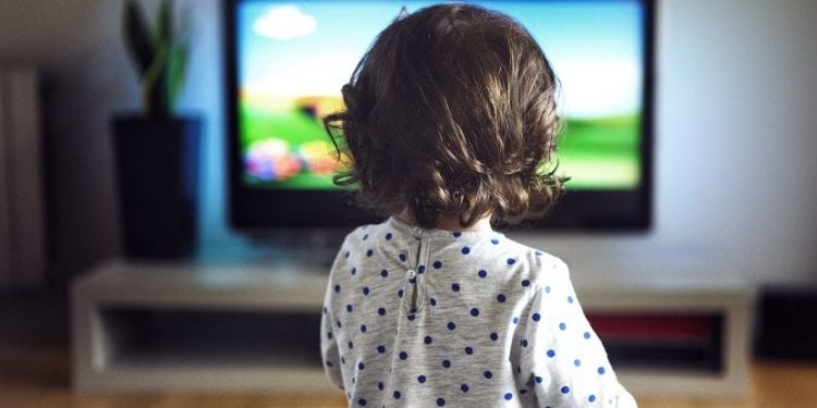 Bebés que ven televisión pueden tener más riesgo de conductas sensoriales atípicas, según estudio