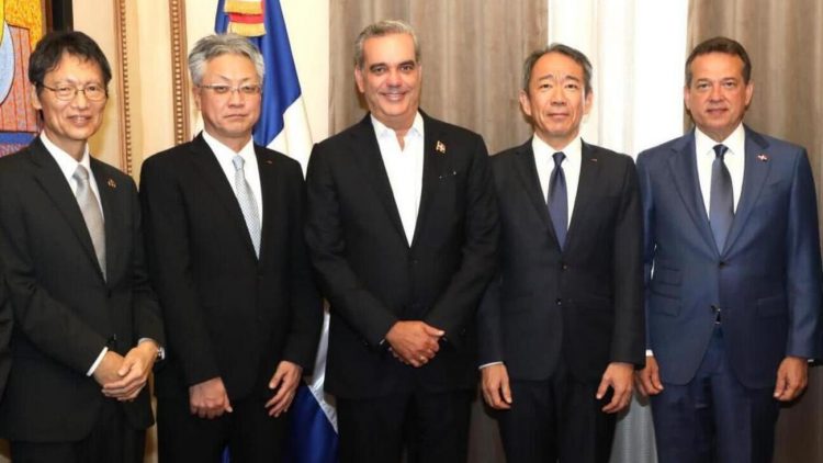 Abinader recibe delegación de empresa japonesa que invertirá millones de dólares en el país