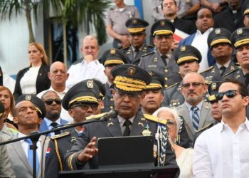 Jefe de la Policía Nacional elogia a los oficiales por el desfile