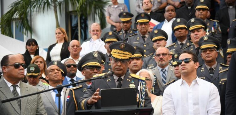 Jefe de la Policía Nacional elogia a los oficiales por el desfile
