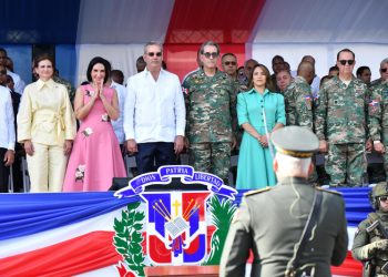 El desfile conmemorativo del 180 aniversario de la Independencia Nacional atrajo a cientos de espectadores al Malecón del Distrito Nacional, quienes presenciaron la exhibición del poderío militar y policial de la República Dominicana.