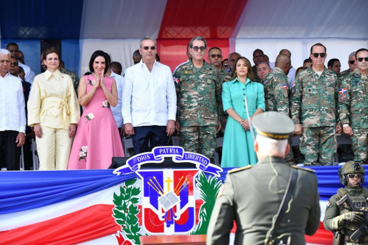 El desfile conmemorativo del 180 aniversario de la Independencia Nacional atrajo a cientos de espectadores al Malecón del Distrito Nacional, quienes presenciaron la exhibición del poderío militar y policial de la República Dominicana.