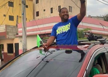 Exjugador de baloncesto obtiene posición como regidor en Santiago