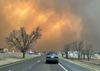 Varios incendios fuera de control mantienen en alerta a miles de ciudadanos en Texas