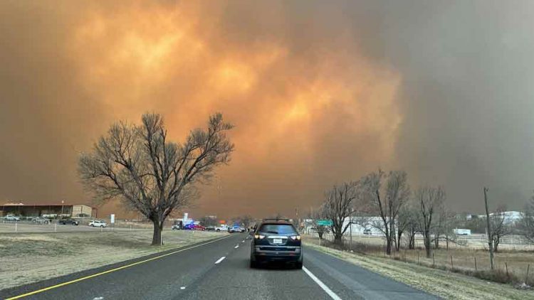 Varios incendios fuera de control mantienen en alerta a miles de ciudadanos en Texas