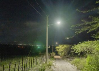 Tras años de espera, Edesur electrifica remota comunidad en Bahoruco