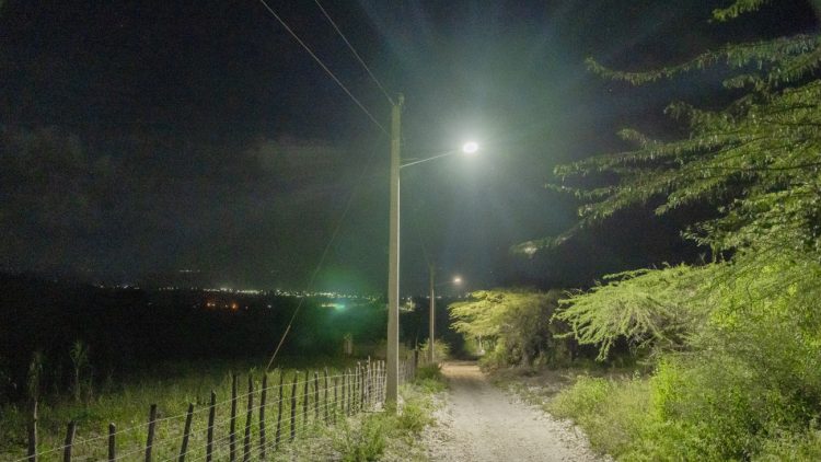 Tras años de espera, Edesur electrifica remota comunidad en Bahoruco