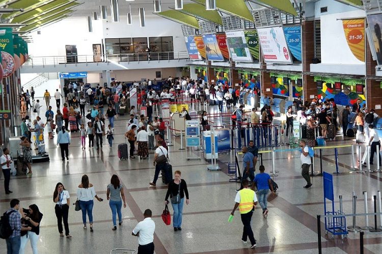 Abinader establece comisión para supervisar Fondos de Concesión Aeroportuaria