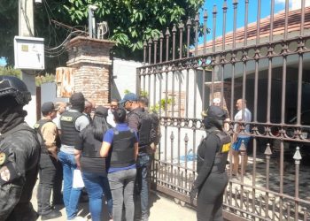 Allanan vivienda de Micky López y la diputada Rosa Amalia Pilarte en La Vega