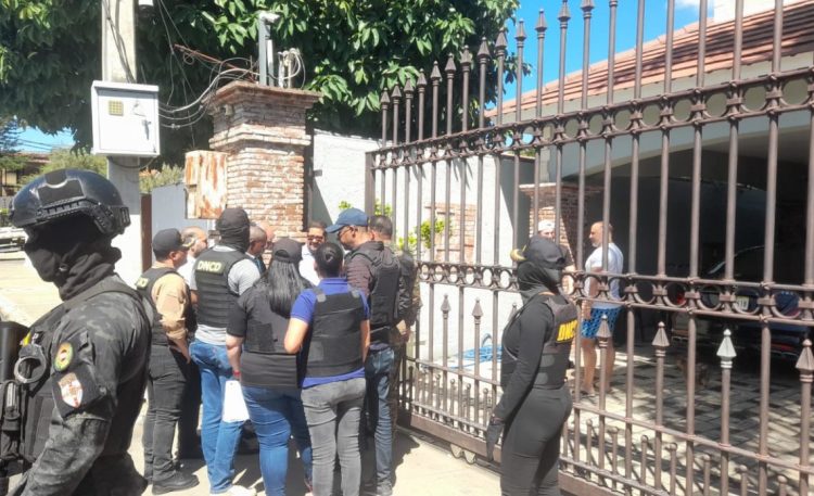 Allanan vivienda de Micky López y la diputada Rosa Amalia Pilarte en La Vega