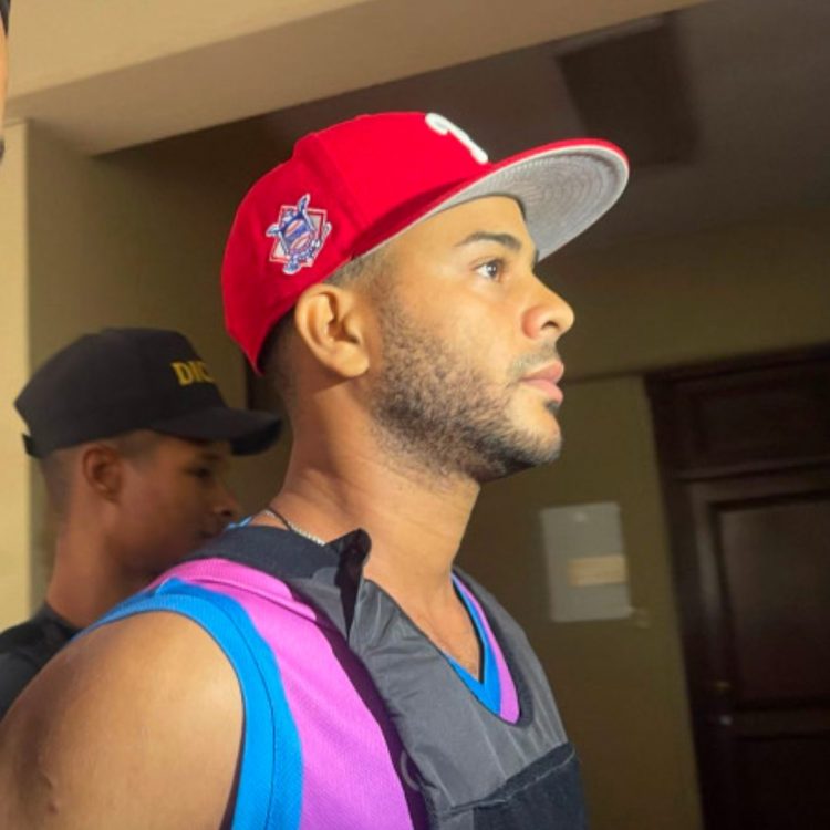 Se entrega joven acusado de participar en la muerte de coronel retirado en Santiago