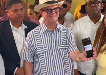 Hipólito Mejía olvida su cédula al presentarse a votar durante las municipales