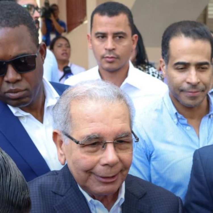 Danilo Medina vota en las elecciones municipales 2024