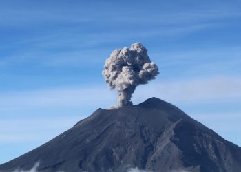 Ceniza del volcán Popocatépetl provoca la cancelación de 22 vuelos en Ciudad de México