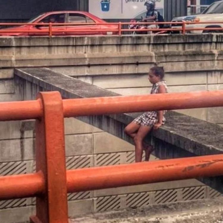 Rescatan joven que intentó lanzarse del paso a desnivel de la 27 de Febrero