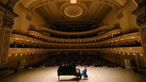 Conoce al joven pianista islandés que esta revolucionando la música clásica
