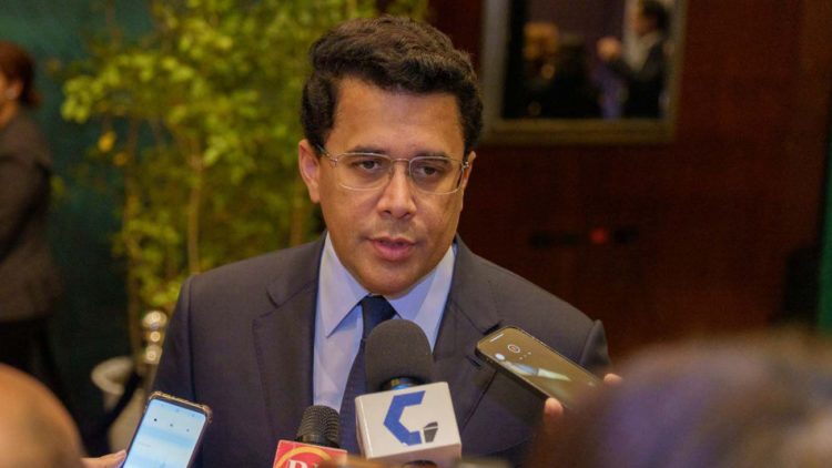Ministro David Collado ejerce su derecho al voto en las elecciones municipales